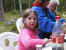 Isabel sitter mellan mormor och morfar